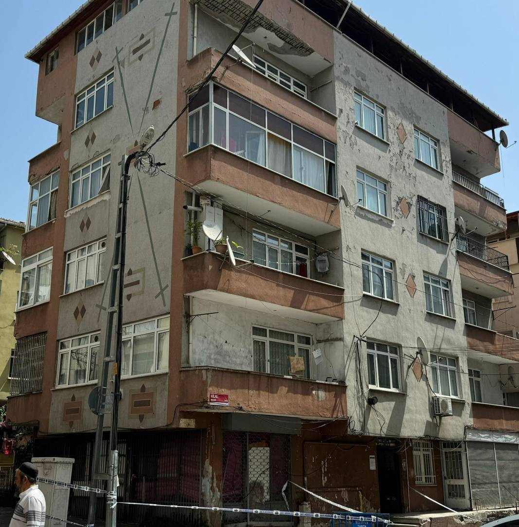 Bahçelievler'de faciadan dönüldü! Sıvalar döküldü 5 katlı bina boşaltıldı - Resim: 11